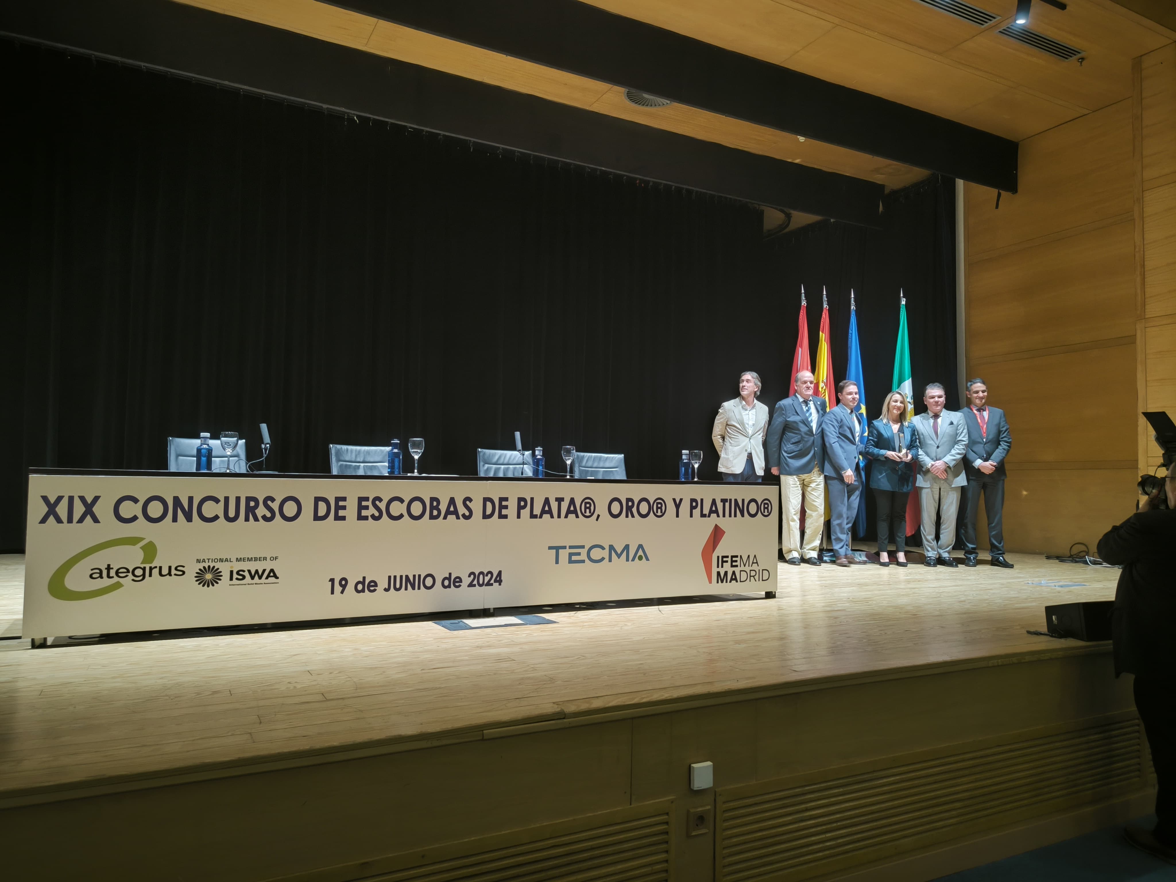 Alcalá de Guadaíra recibe la Escoba de Oro de Limpieza