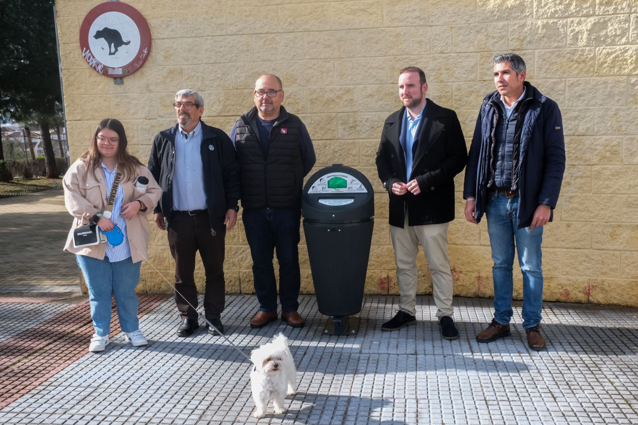 AIRA INSTALA CUATRO CONTENEDORES SANECAN PARA LA RECOGIDA DE EXCREMENTOS DE MASCOTAS