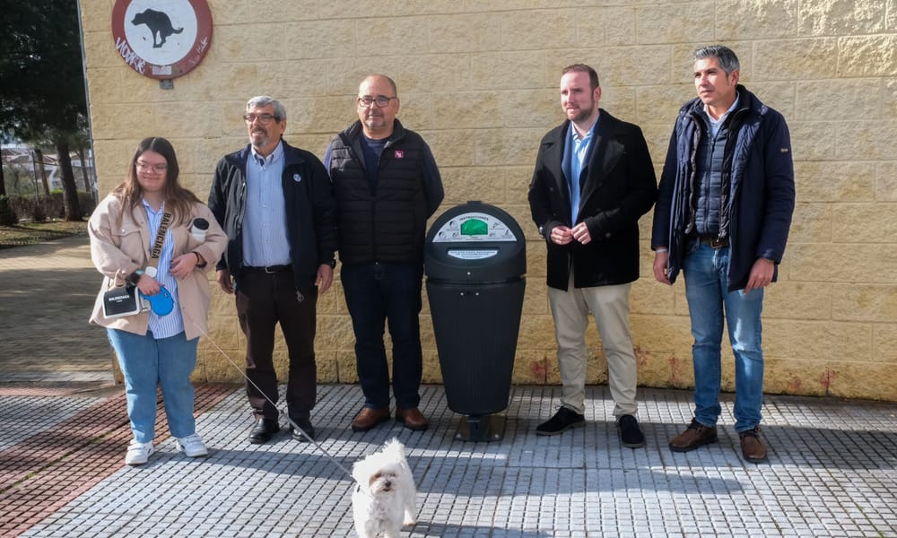 AIRA INSTALA CUATRO CONTENEDORES SANECAN PARA LA RECOGIDA DE EXCREMENTOS DE MASCOTAS