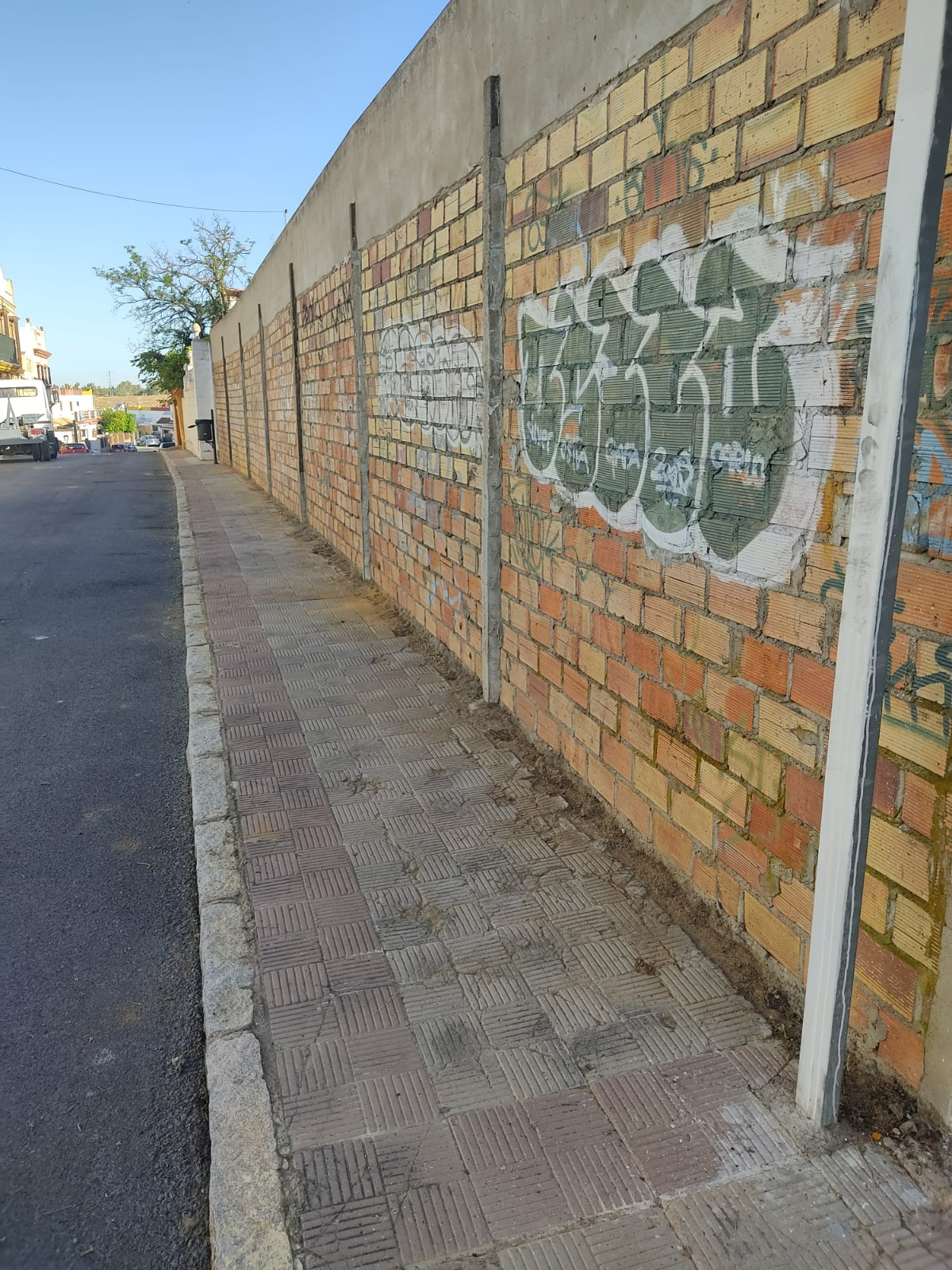 Aira inicia una nueva actuación para la eliminación de malas hierbas en las vías públicas de Alcalá de Guadaíra