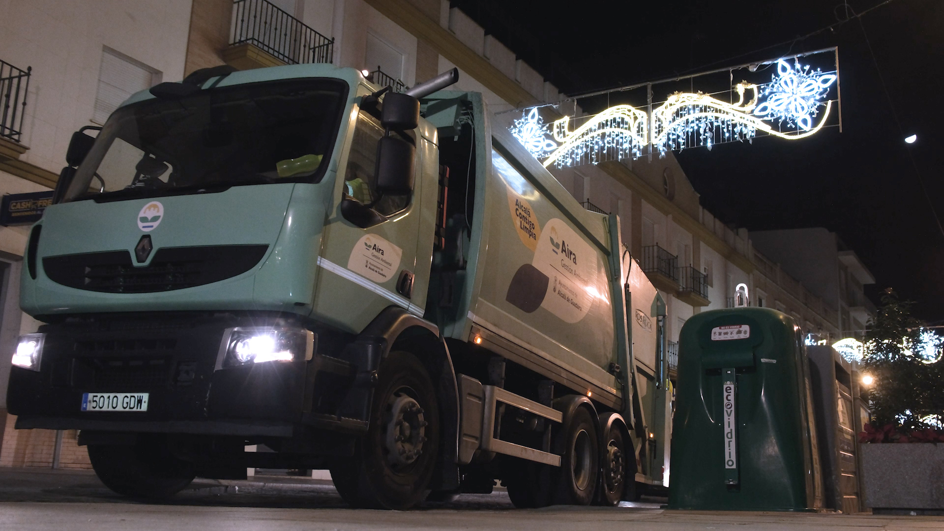 Aira rinde homenaje a los héroes nocturnos en su último vídeo navideño