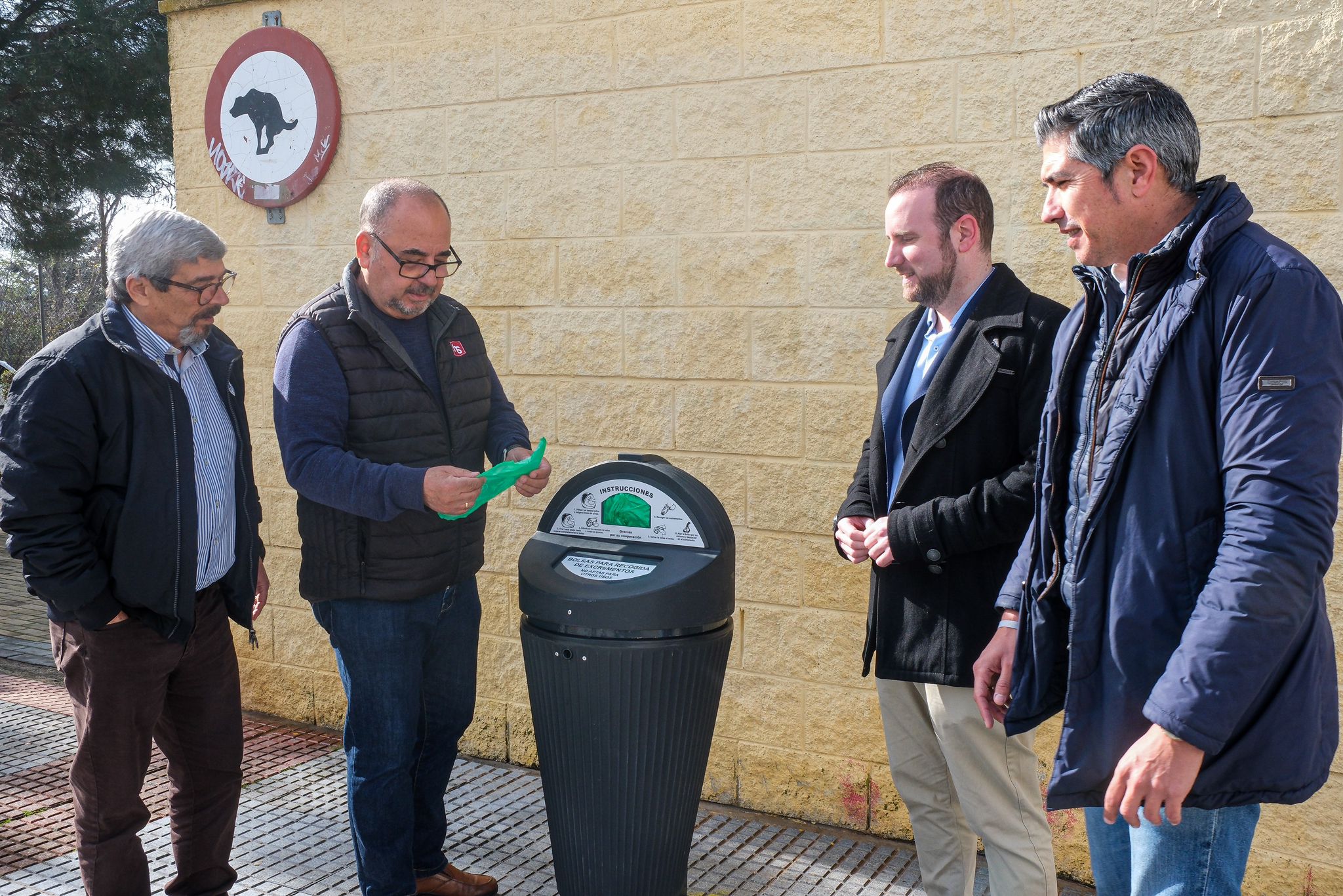 AIRA INSTALA CUATRO CONTENEDORES SANECAN PARA LA RECOGIDA DE EXCREMENTOS DE MASCOTAS