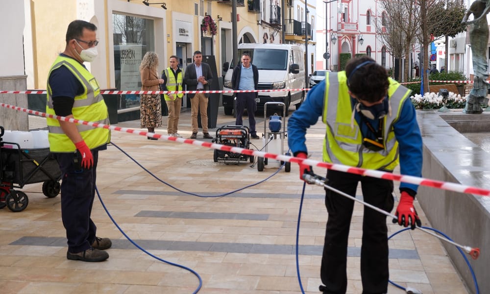 La calle la Mina se somete a un tratamiento con nanopartículas para facilitar su limpieza