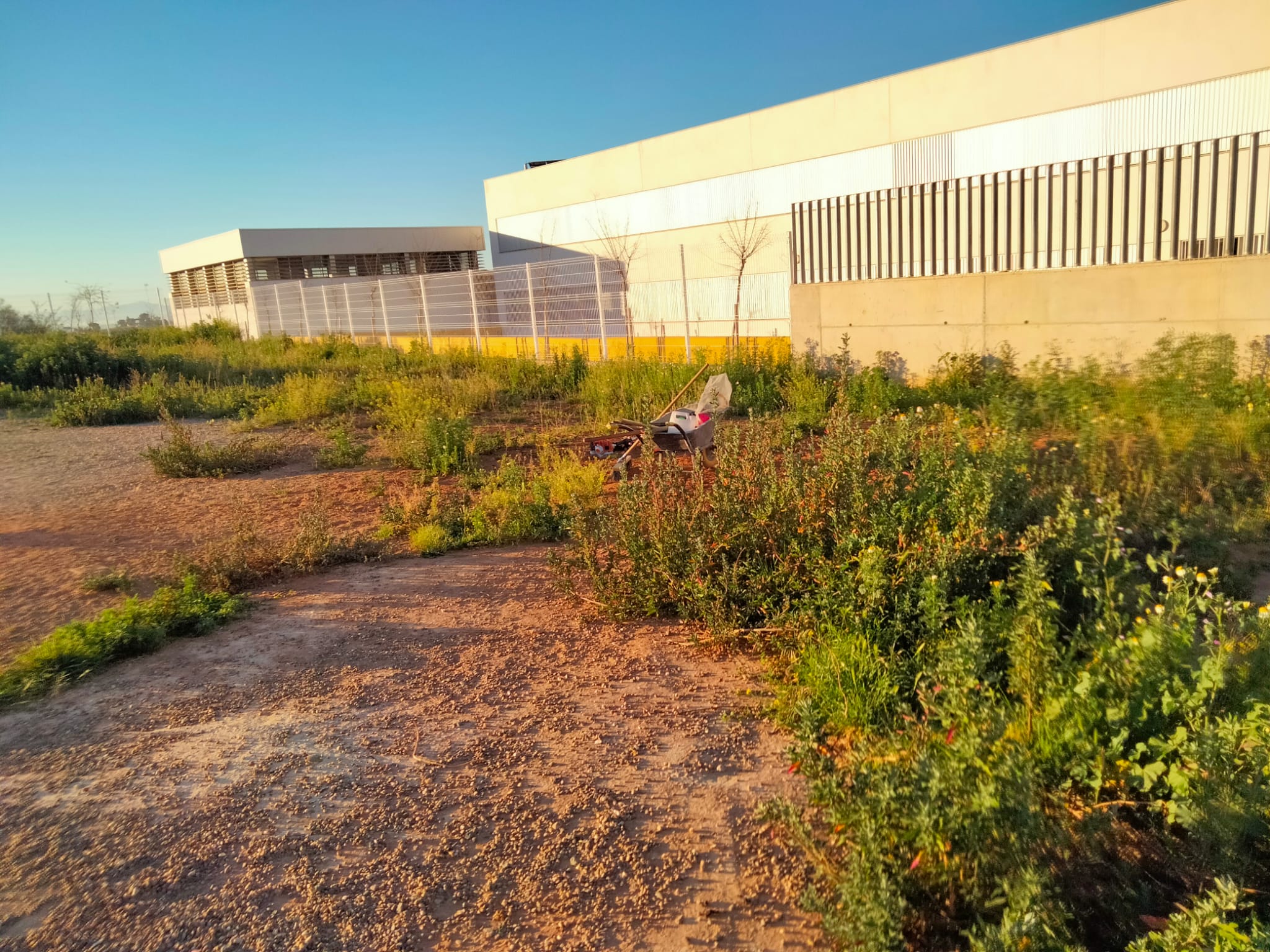 Aira se encarga de la limpieza y eliminación de escombros en los solares municipales de Alcalá de Guadaíra