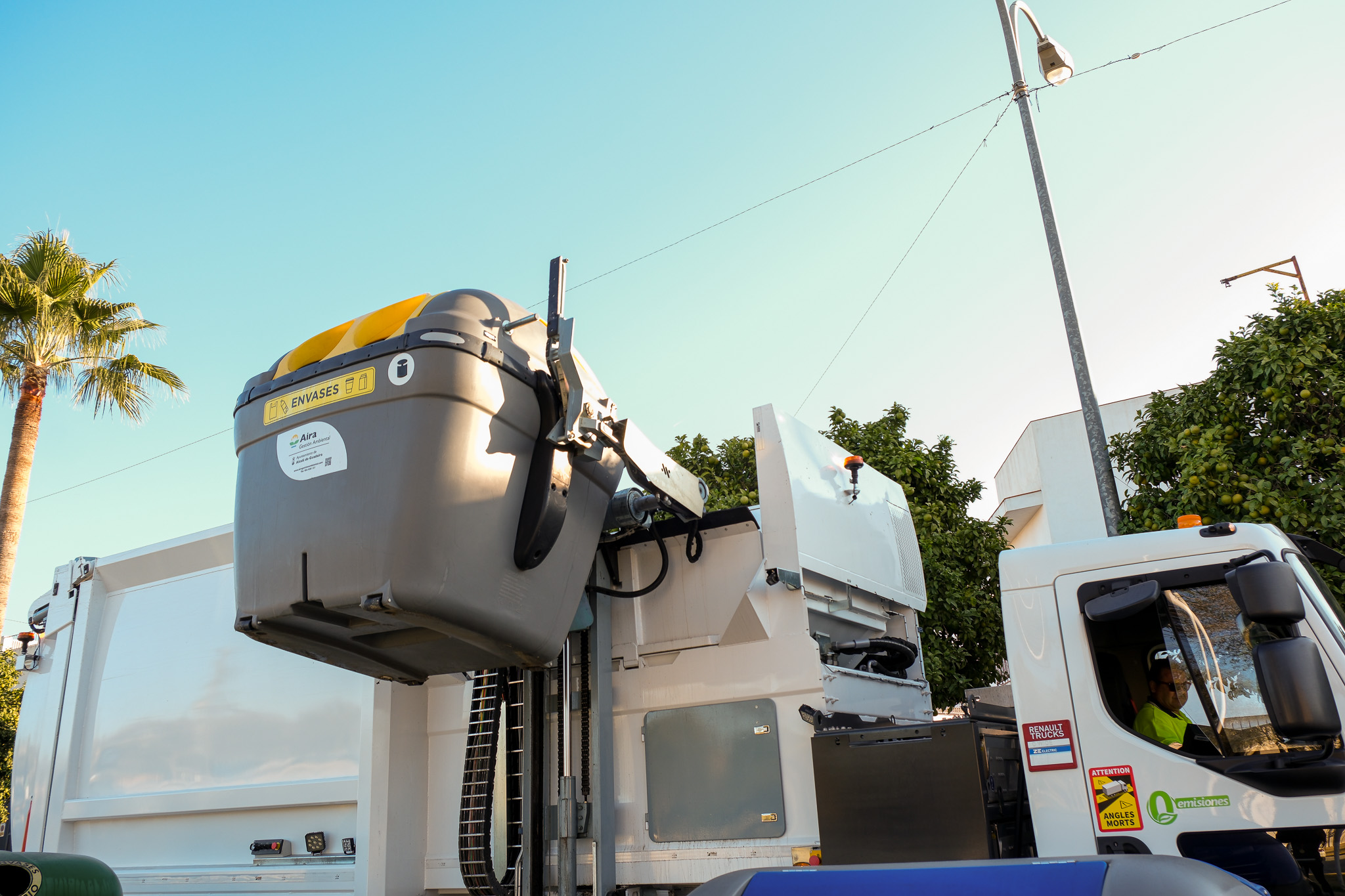 Aira Gestión Ambiental prueba su primer camión compactador eléctrico de cero emisiones en Alcalá de Guadaíra