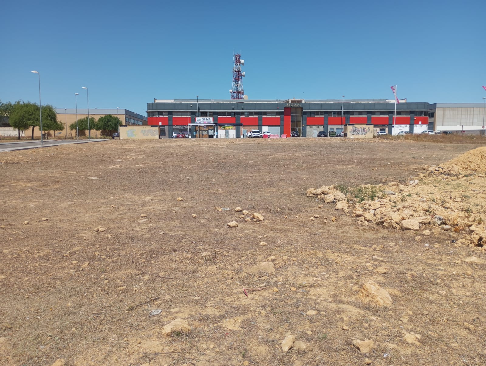 Aira se encarga de la limpieza y eliminación de escombros en los solares municipales de Alcalá de Guadaíra