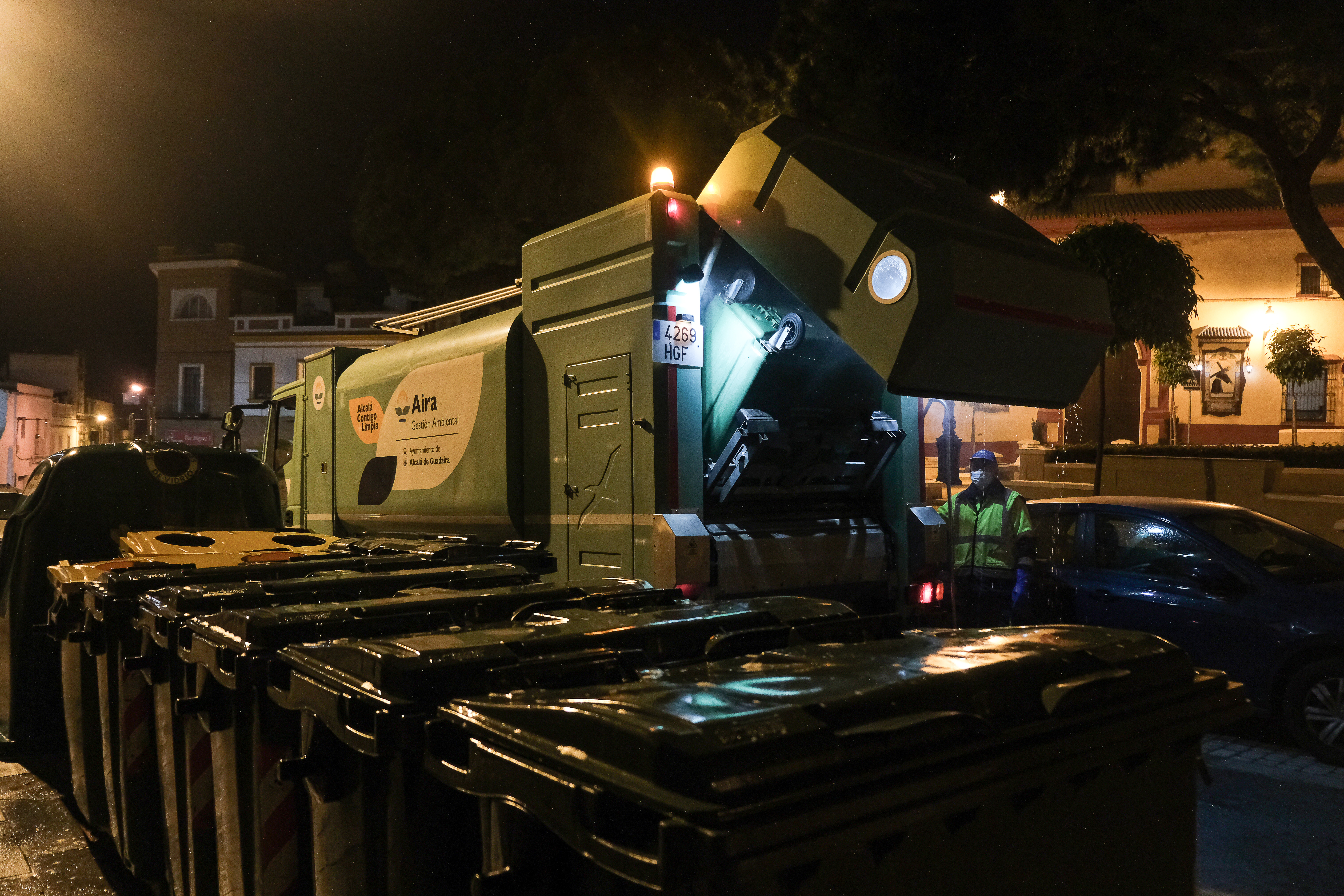 LA RECOGIDA DE BASURAS DEL CENTRO SE REAJUSTA AL PASO DE LAS HERMANDADES DURANTE LA SEMANA SANTA