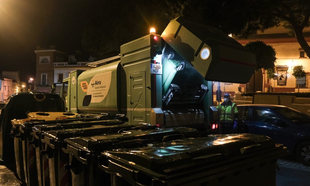 LA RECOGIDA DE BASURAS DEL CENTRO SE REAJUSTA AL PASO DE LAS HERMANDADES DURANTE LA SEMANA SANTA