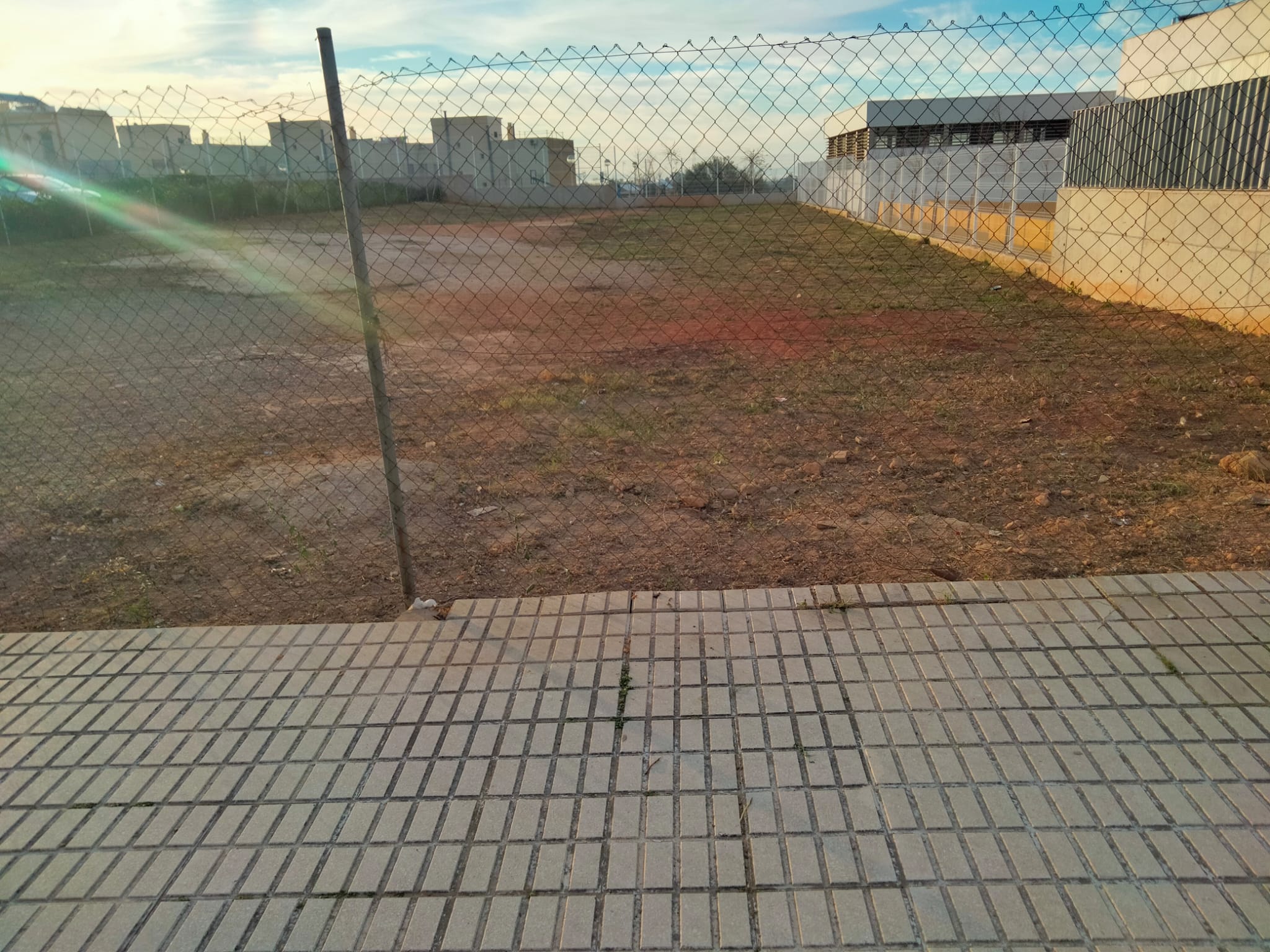 Aira se encarga de la limpieza y eliminación de escombros en los solares municipales de Alcalá de Guadaíra