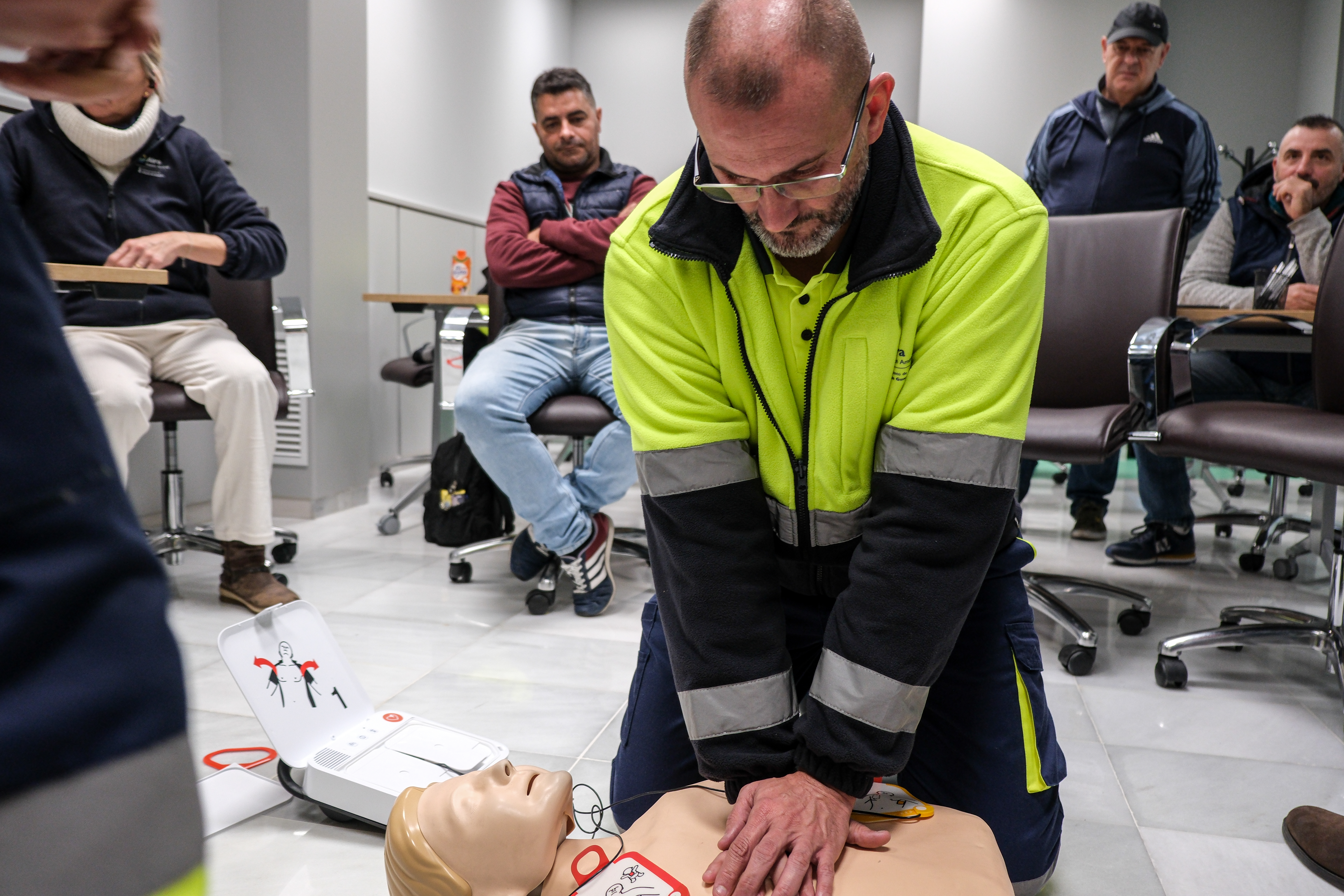 Aira refuerza la seguridad de su equipo con la adquisición de desfibriladores y formación integral