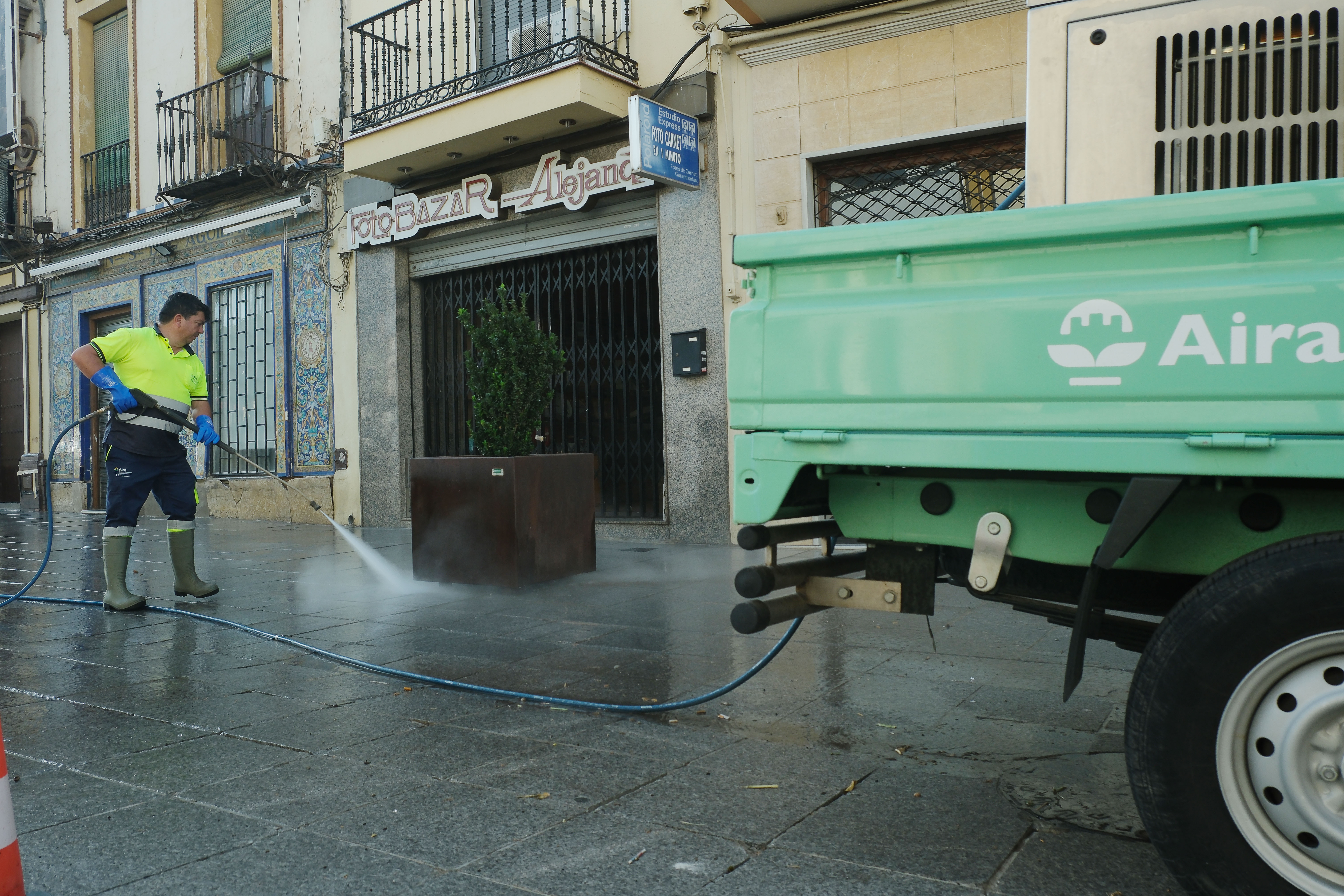 Aira intensifica la limpieza a presión  en la zona centro tras las procesiones de Gloria 
