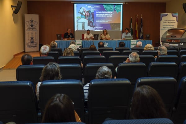 La implantación del contenedor marrón avanza de la mano de los colectivos vecinales