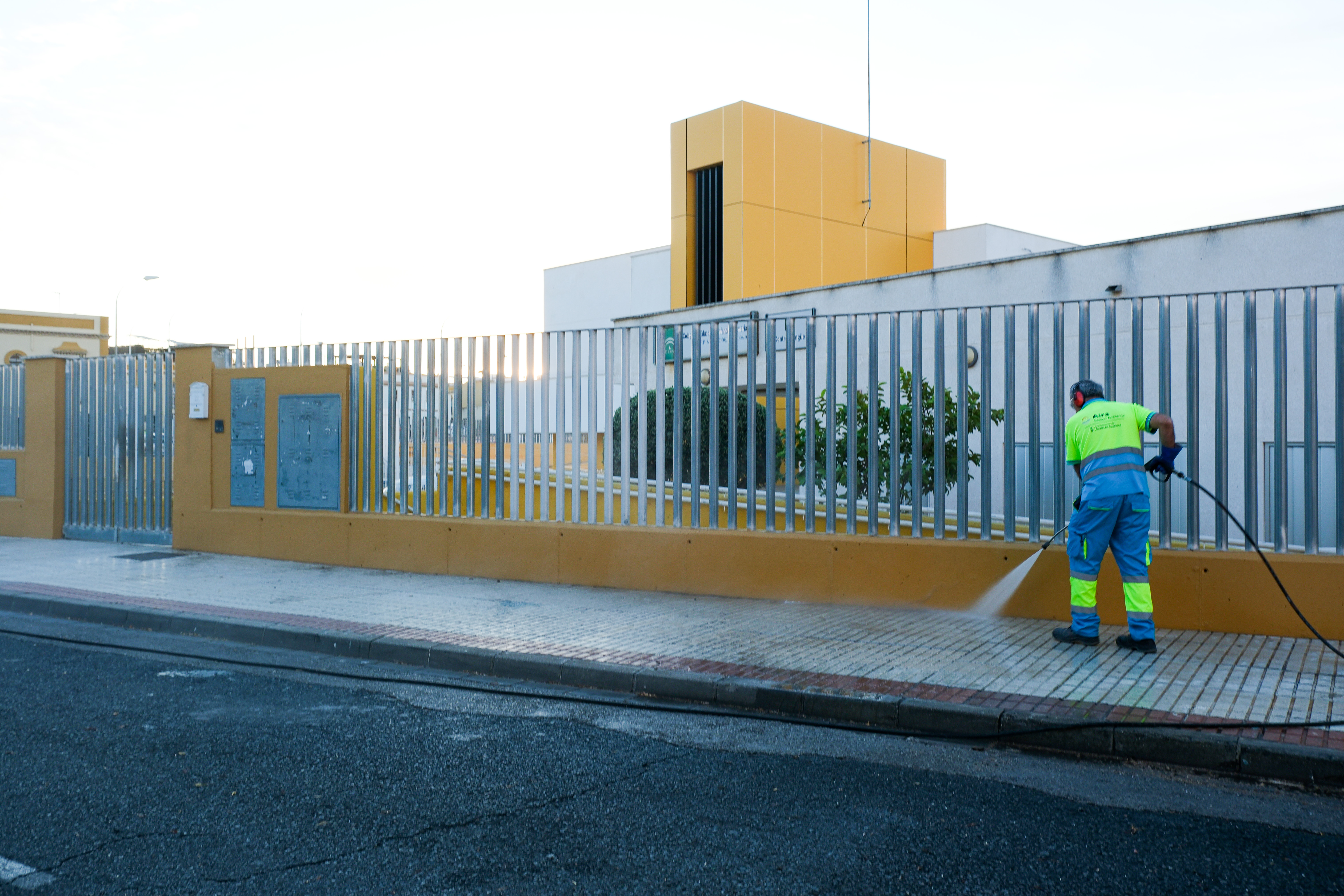 Aira refuerza la limpieza con agua a presión en zonas escolares antes del inicio del curso