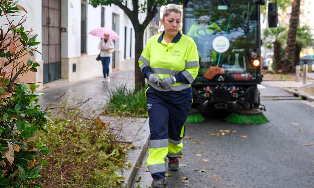 Más de 40 personas trabajan en la vuelta la normalidad tras el temporal
