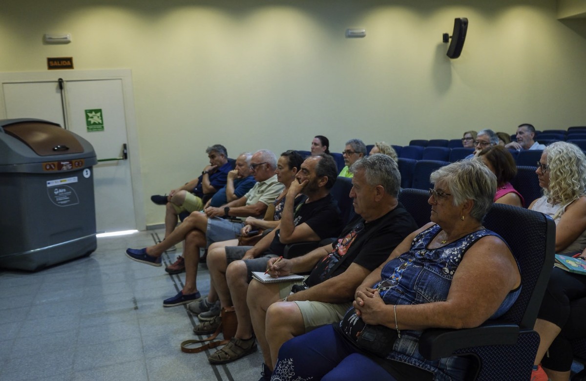 La implantación del contenedor marrón avanza de la mano de los colectivos vecinales