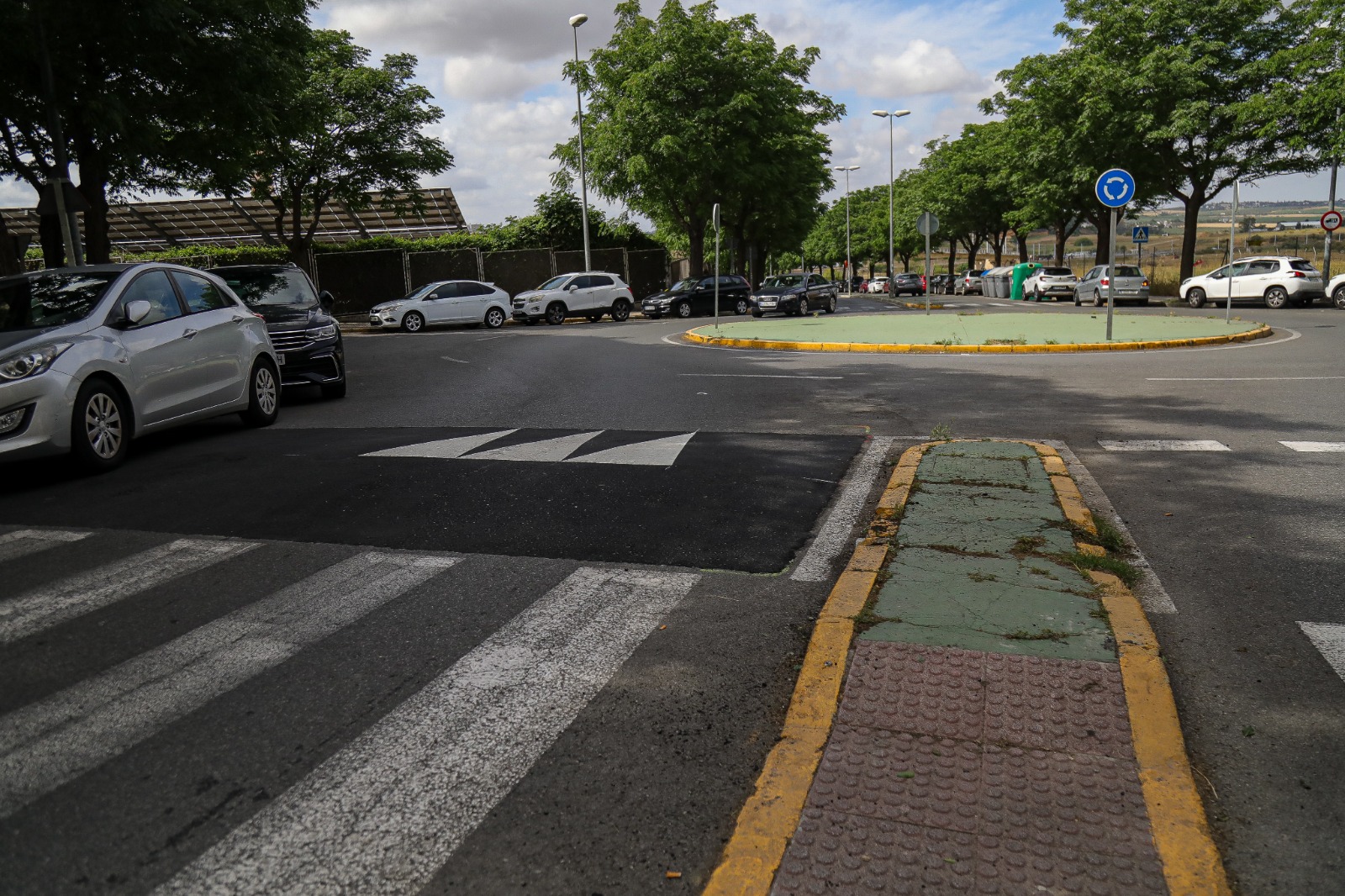 HÁBITAT URBANO Y AIRA GESTIÓN AMBIENTAL INTENSIFICAN LA RETIRADA DE MALEZAS EN VIALES Y ACERAS DE ALCALÁ