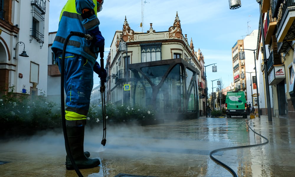Camiones a la calle, viales limpios y compromiso colectivo: así ha funcionado el Plan Especial de Limpieza en Alcalá