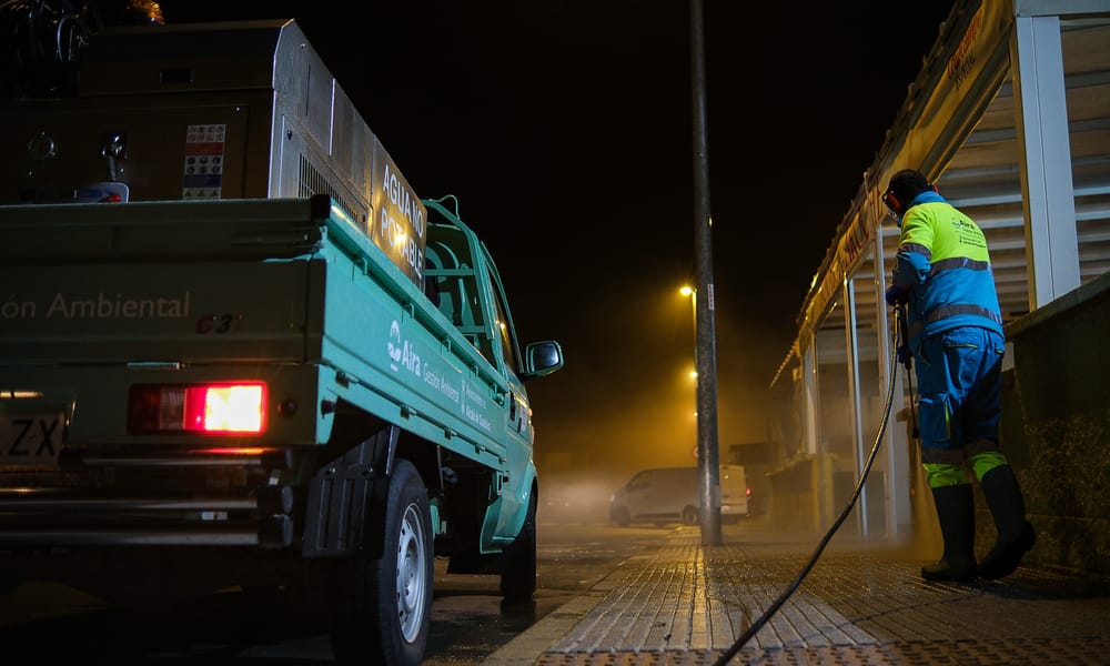 Aira refuerza el servicio de limpieza viaria durante la Navidad en Alcalá de Guadaíra