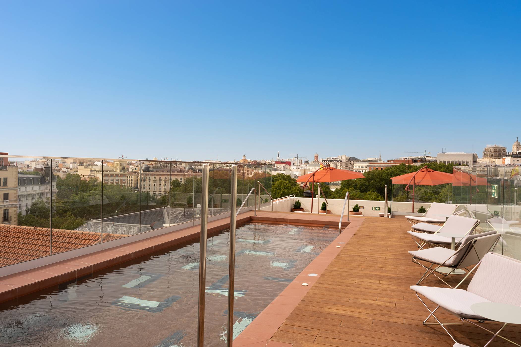 Piscina en la terraza de la azotea del Hotel Mercer Madrid
