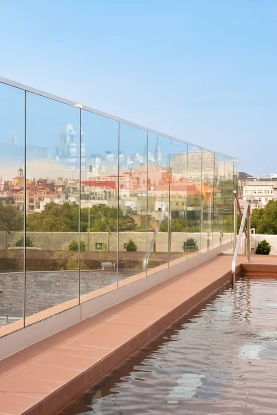 Piscina en la terraza de la azotea del Hotel Mercer Madrid