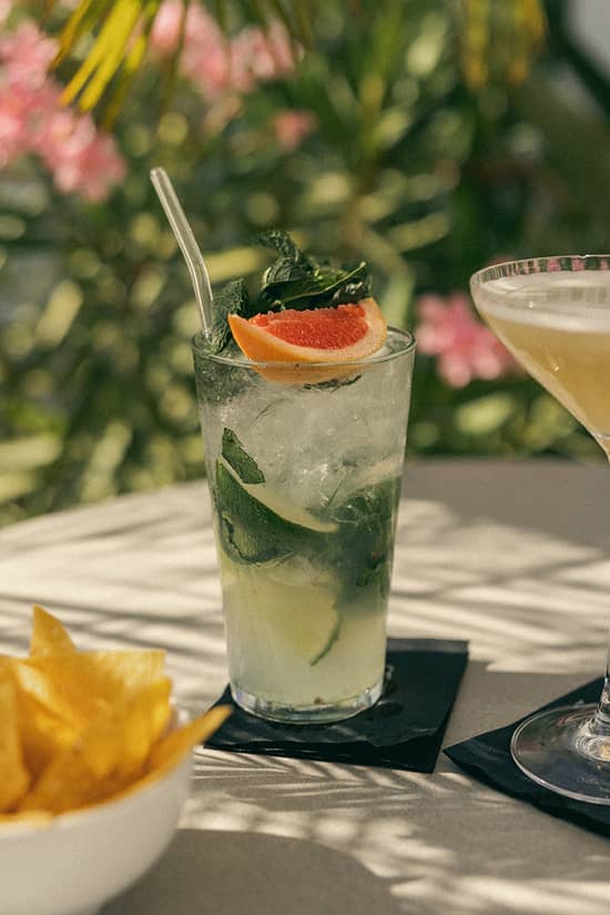 Servicio de bar en la azotea del Hotel Mercer Madrid