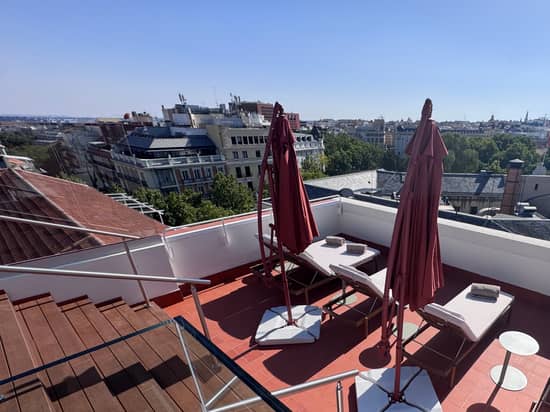 Solárium en la terraza de la azotea del Hotel Mercer Madrid