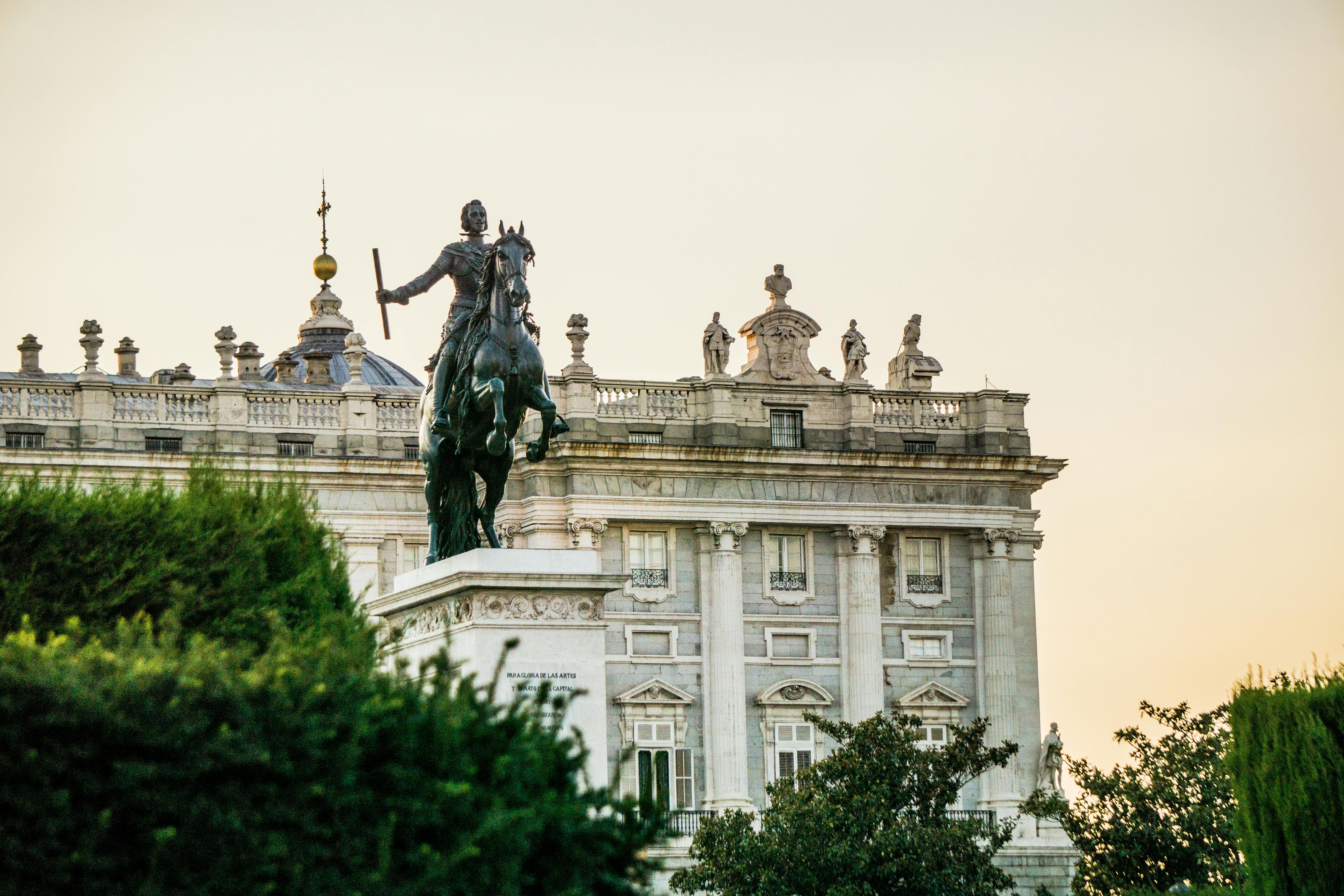 Estatua de Felipe IV en la Plaza de Oriente de Madrid