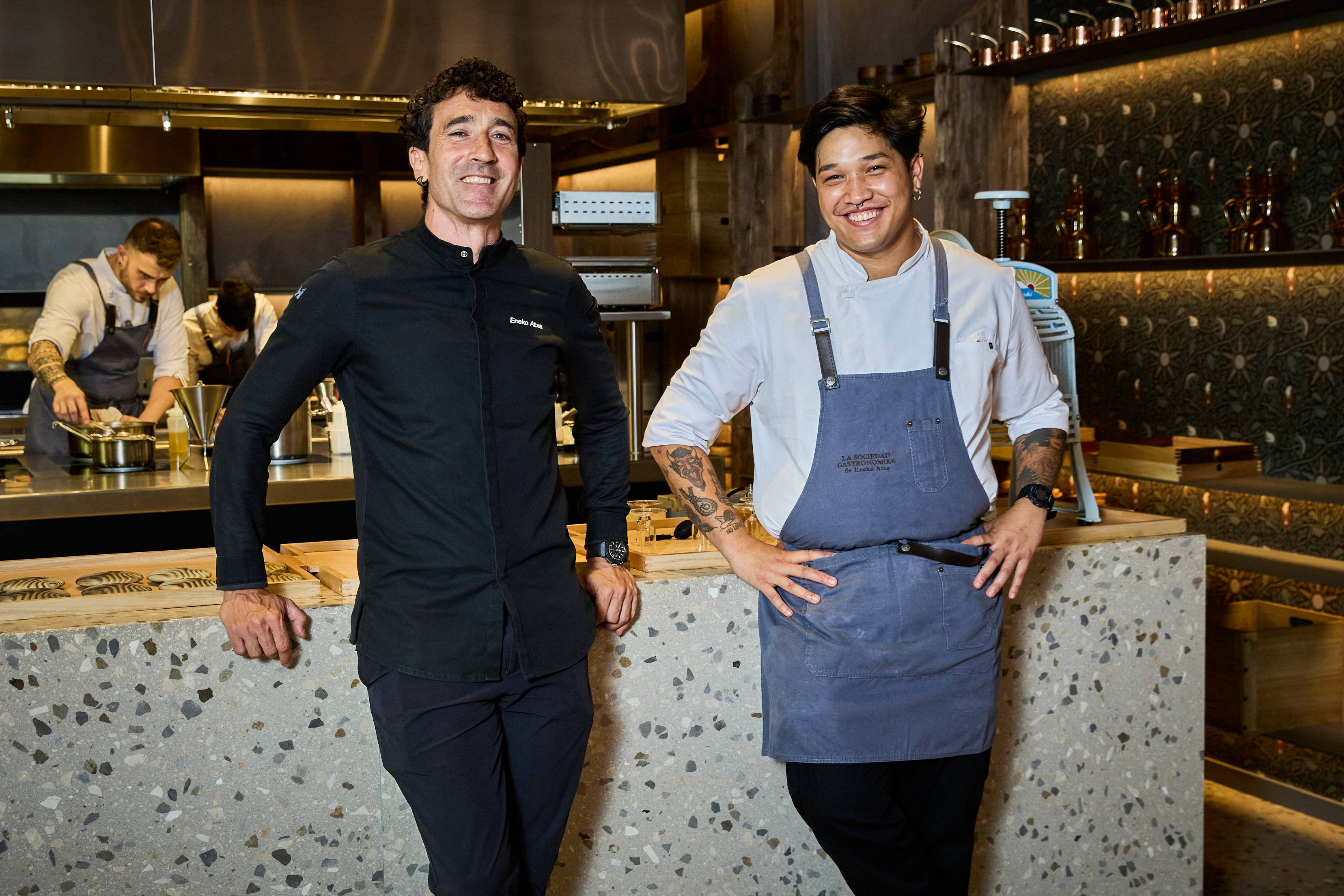 Chef Eneko Atxa y Jefe de Cocina Nicolau Sitohang en La Sociedad Gastronomika