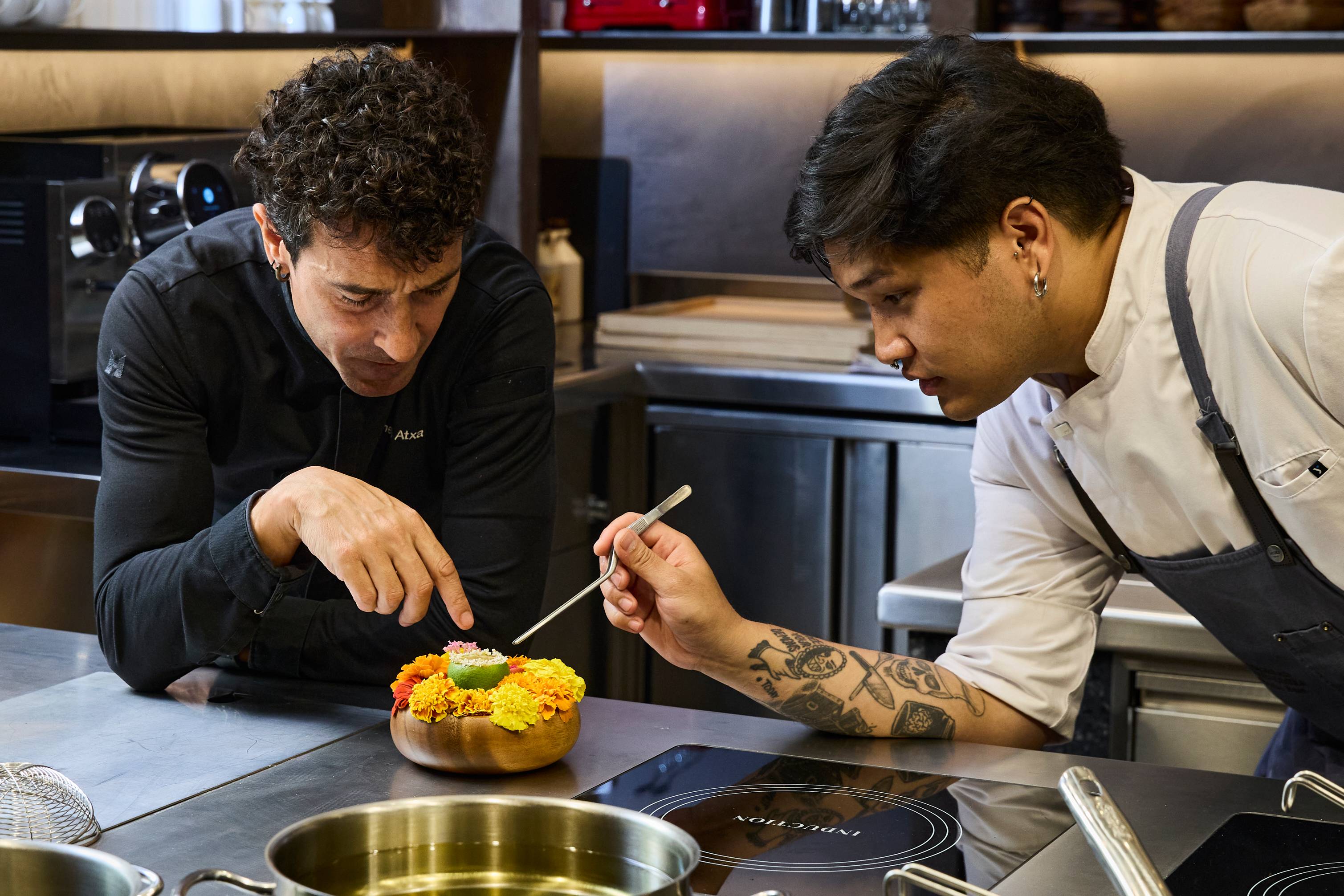 Chef Eneko Atxa y Jefe de Cocina Nicolau Sitohang en La Sociedad Gastronomika