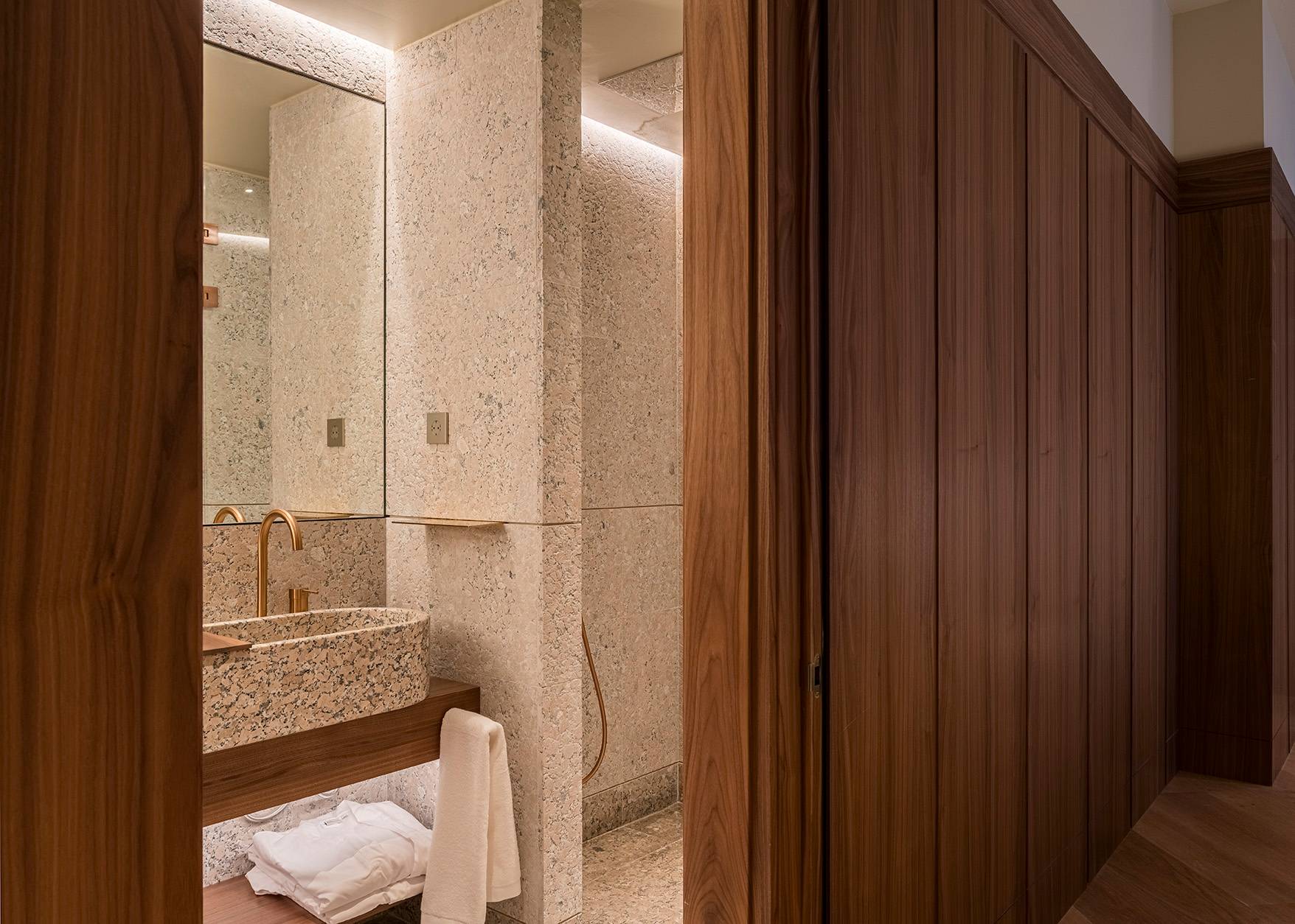 Baño de las habitaciones Premium del Hotel Mercer Madrid 5*GL
