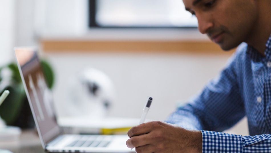 Contratar a un trabajador con el NIE caducado