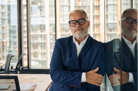 ¿Cómo puedo contratar a mi hijo para que trabaje en mi negocio?