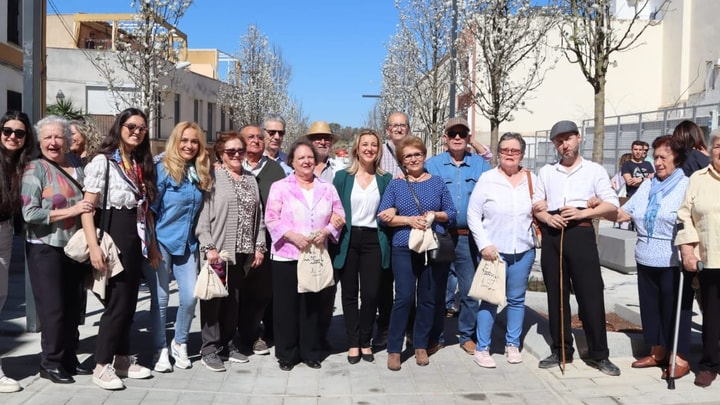 La calle Orellana estrena su nueva fisonomía: más espacio peatonal, plataforma única, árboles, vegetación, mobiliario urbano e iluminación sostenible