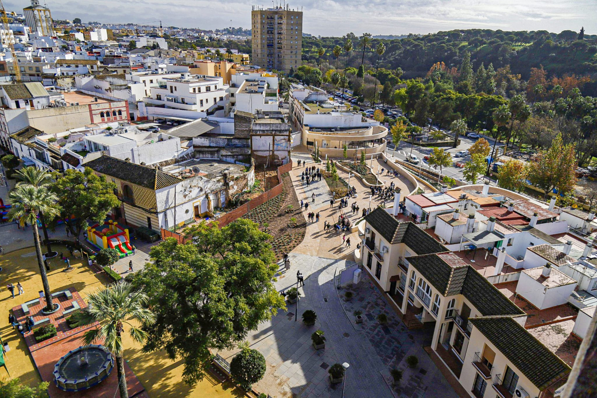 La alcaldesa, Ana Isabel Jiménez, y el subdelegado del Gobierno, Francisco Toscano Rodero, participan de la apertura del nuevo espacio urbano en pleno centro rehabilitado con los fondos europeos