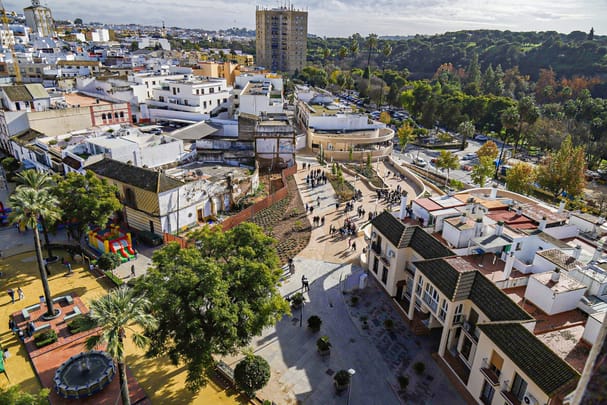 La alcaldesa, Ana Isabel Jiménez, y el subdelegado del Gobierno, Francisco Toscano Rodero, participan de la apertura del nuevo espacio urbano en pleno centro rehabilitado con los fondos europeos