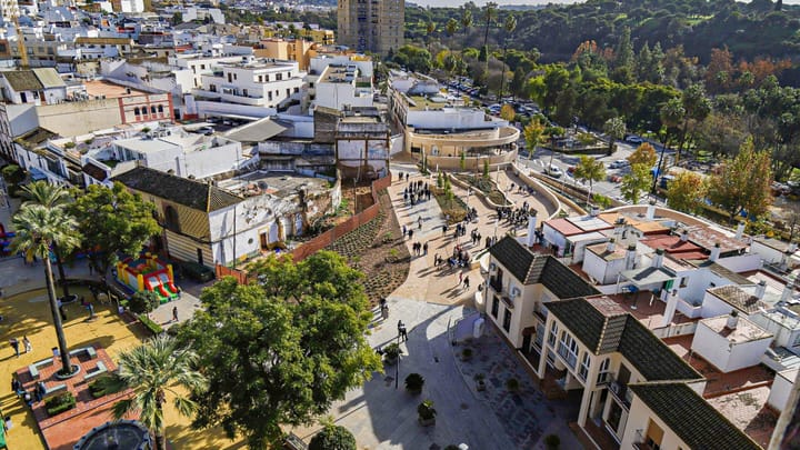 La alcaldesa, Ana Isabel Jiménez, y el subdelegado del Gobierno, Francisco Toscano Rodero, participan de la apertura del nuevo espacio urbano en pleno centro rehabilitado con los fondos europeos