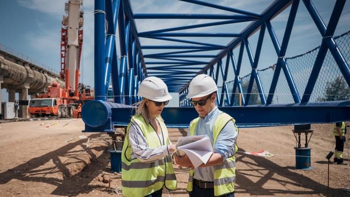 Comienza la instalación de la pasarela sobre el río Guadaíra que conectará el Carril Bici entre Alcalá y la Universidad Pablo de Olavide