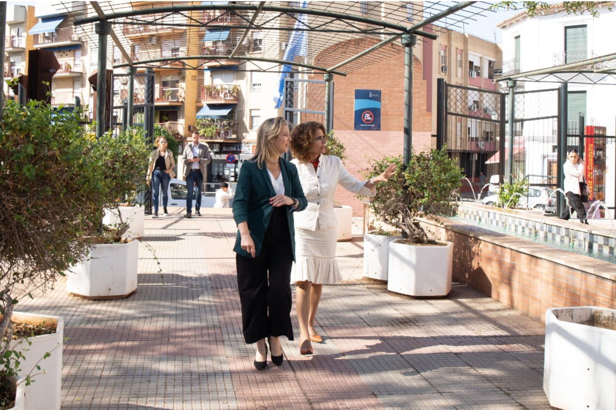 La ministra de Hacienda destaca la eficacia de la gestión del ayuntamiento alcalareño y el uso de los fondos europeos