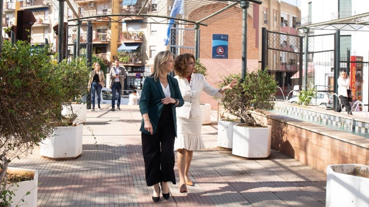 La ministra de Hacienda destaca la eficacia de la gestión del ayuntamiento alcalareño y el uso de los fondos europeos