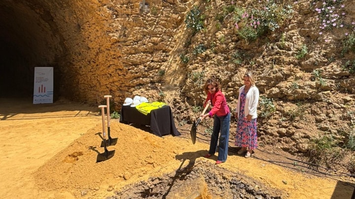 La alcaldesa y la vicepresidenta primera del Gobierno colocan la primera piedra de la Vía Ciclista Guadaíra, que recupera el antiguo túnel del ferrocarril