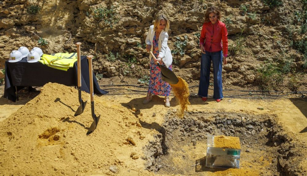 La alcaldesa colocando la primera piedra de la nueva infraestructura.