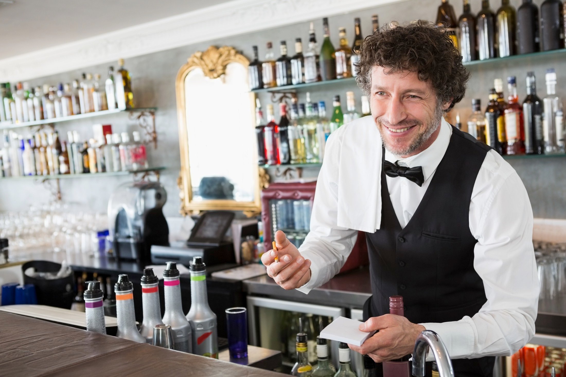 E025 SERVICIOS DE BAR Y CAFETERÍA