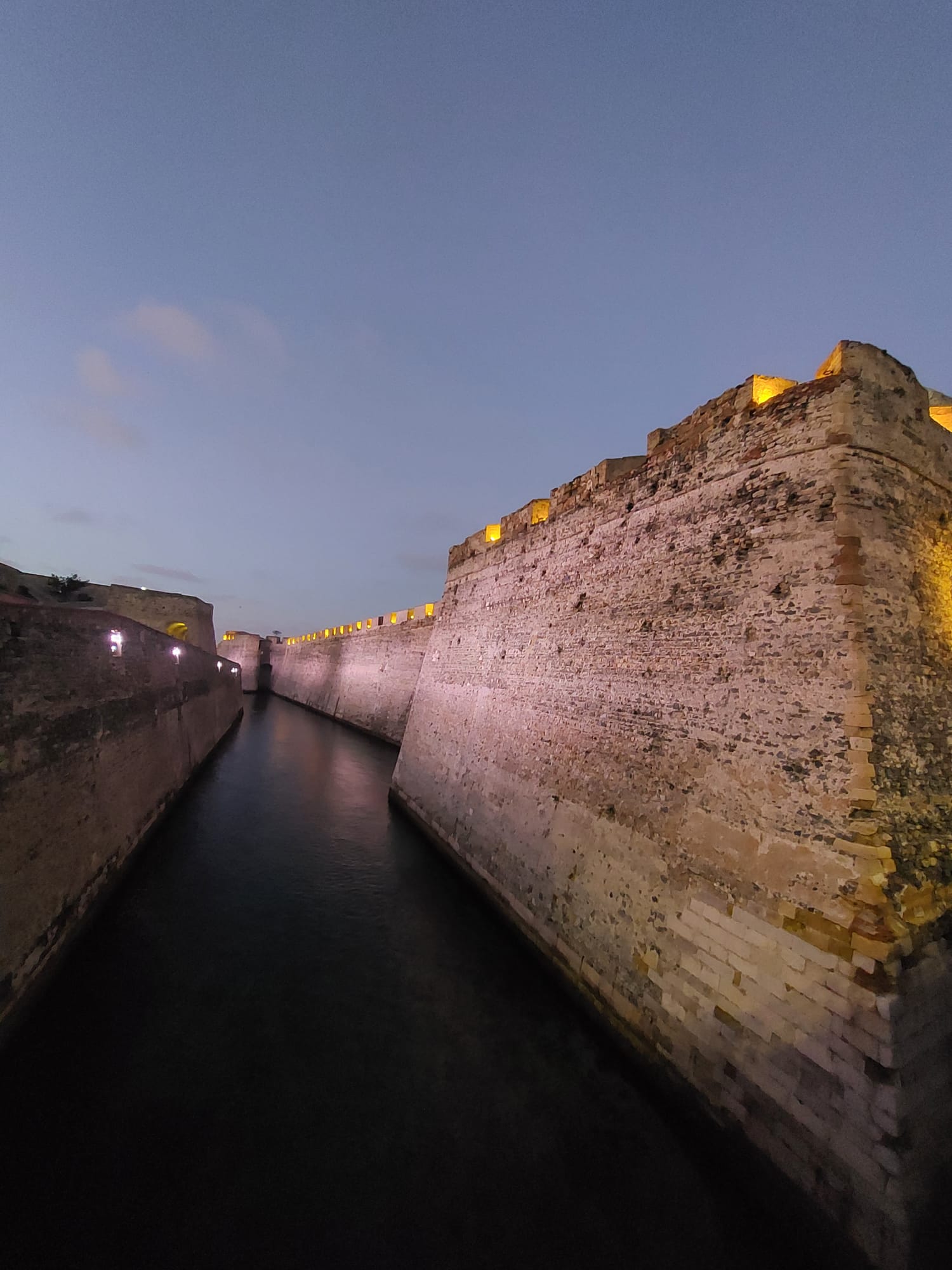 Servicios de creatividad, planificación, ejecución y medición de una campaña integral de publicidad para promover la imagen de Ceuta como destino turístico emergente.