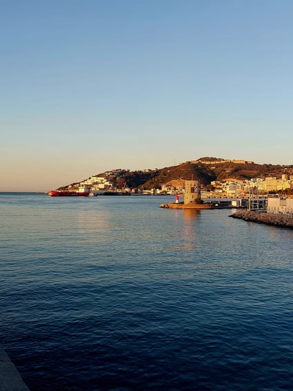 Servicios de creatividad, planificación, ejecución y medición de una campaña integral de publicidad para promover Ceuta como destino turístico emergente.