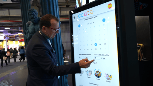 Ceuta incorpora un tótem interactivo con Inteligencia Artificial a su stand en Fitur
