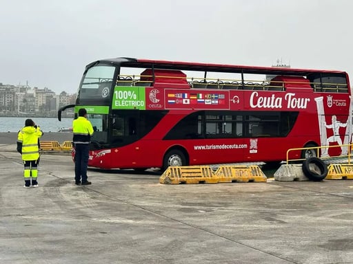 El nuevo autobús turístico de Ceuta ya está aquí: doble planta, eléctrico y con vistas 360º