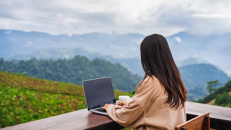 Teletrabajo entre montañas, el milagro de la banda ancha vía satélite