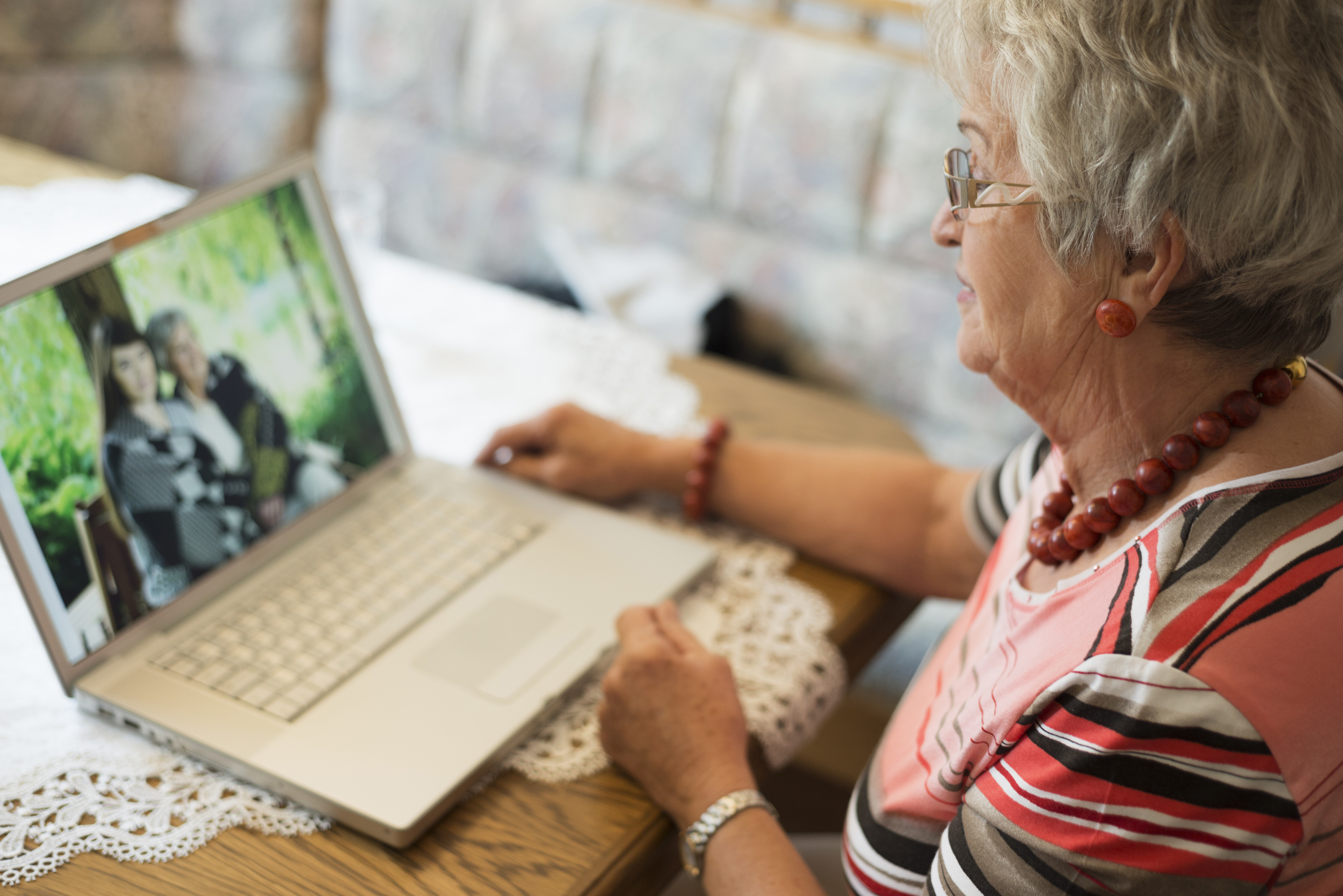 Internet para mayores, conectividad de interés social