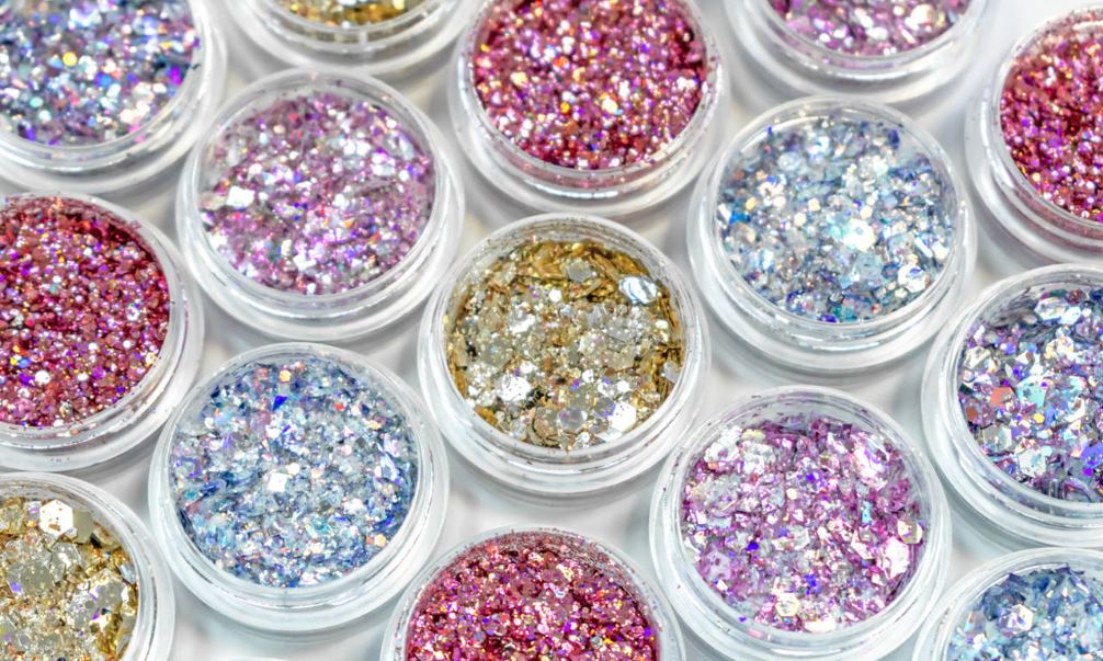 La prohibición de los microplásticos de la UE pone fin al uso de la purpurina y otros productos de uso común