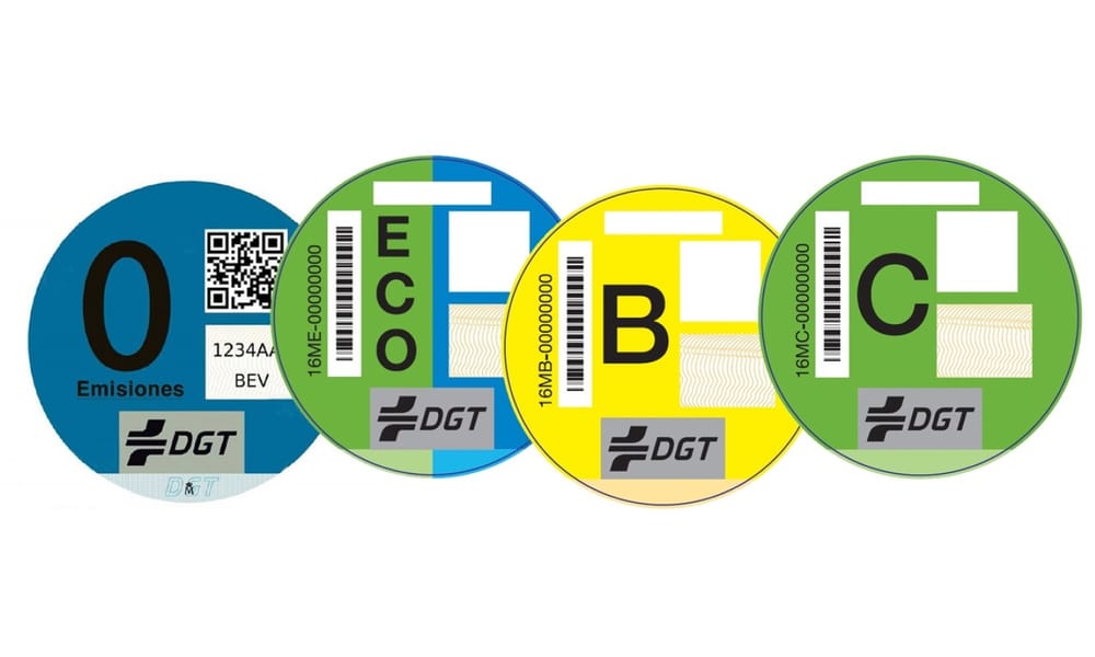 Conoce cuál es y para qué sirve la pegatina menos conocida de la DGT